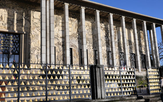 Entrée du Palais de la Porte Dorée, musée de l'immigration et aquarium